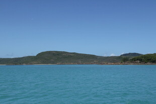 碧海蓝天中的远山景色