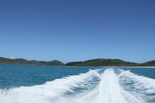 海上行舟激起白色浪花