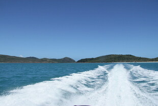 乘船破浪赏碧海蓝天