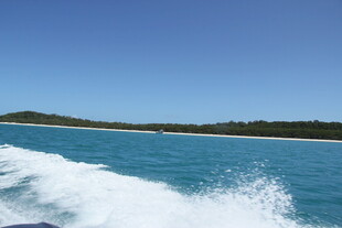 乘船赏碧海蓝天美景