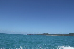 海上碧波蓝天航行景象