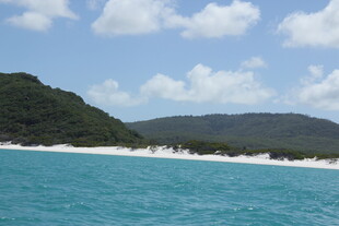 碧海白沙环绕的秀丽海岸