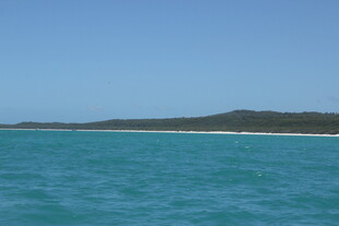 碧海蓝天中的远方陆地
