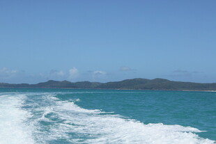 海上破浪 远方青山蓝天