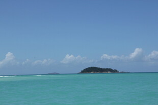 碧海蓝天中的孤悬小岛