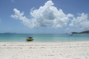 美丽海滩上的黄色小船