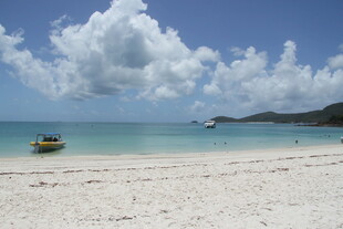 美丽海滩与海上小船