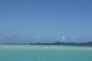 碧海蓝天的美丽海滨风光