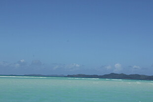 碧海蓝天的美丽海滨风光