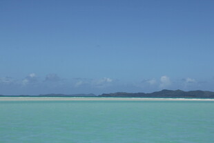 碧海蓝天的美丽海岛风光