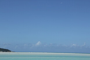 碧海蓝天中的静谧海岛