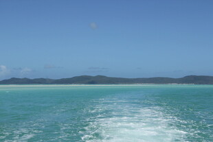 海上泛舟碧波蓝天美景