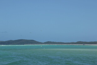 碧海蓝天中的静谧海岛