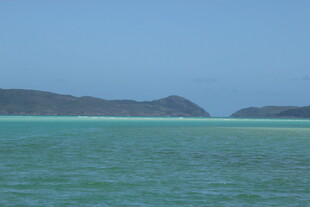 碧海蓝天中的海岛风光