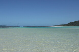 清澈浅海与远处岛屿风光