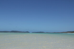 美丽海滩 澄澈蓝天与海水