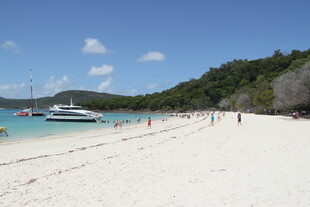 美丽沙滩与海上游艇