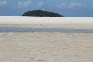 沙滩海景 远处小岛风光