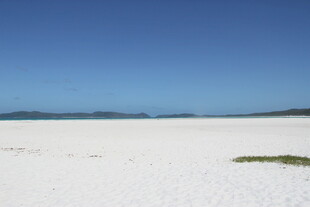 纯净白沙海滩风光