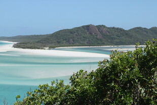 美丽白沙滩与碧蓝海水景观