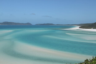 绝美白沙滩与碧蓝海水