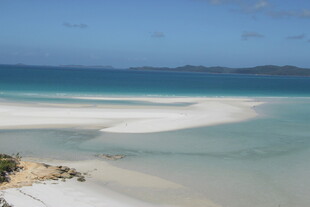 美丽的海滩与清澈海水