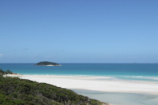 纯净海滩与碧蓝海水景观