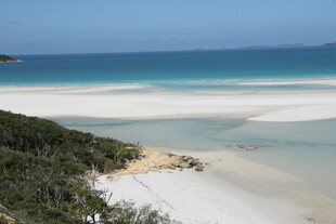 美丽纯净的白色沙滩海岸
