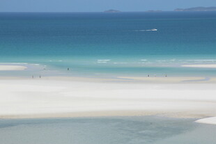 美丽海滩的迷人海景