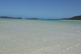 纯净海滩与远方岛屿美景