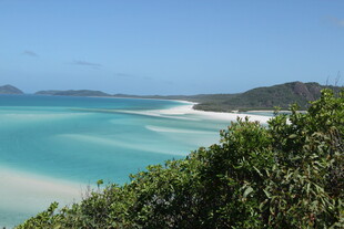 美丽白沙滩与碧蓝海水
