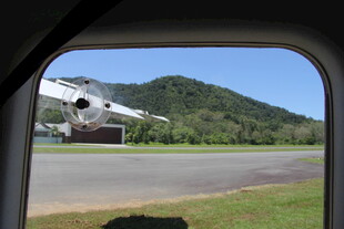 车窗外的飞机与青山景色