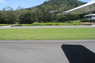 户外开阔草坪与建筑景观