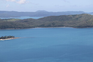 蓝色海域与远处山峦美景