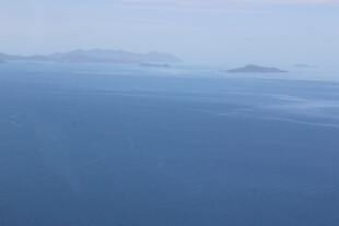 俯瞰蓝色辽阔海域景观