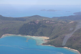 俯瞰碧海环绕的秀丽岛屿