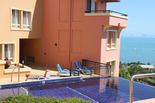 海滨度假别墅泳池美景