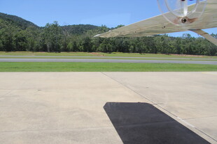 机场跑道与远处山林景观