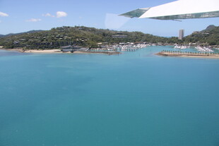 碧海蓝天的美丽海滨风光