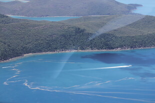 蓝色海域中的航行船只