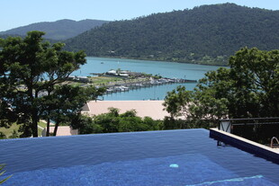 俯瞰海景泳池与自然风光