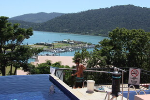 俯瞰山水美景的休闲露台