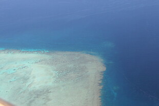 俯瞰蔚蓝海洋中的浅滩