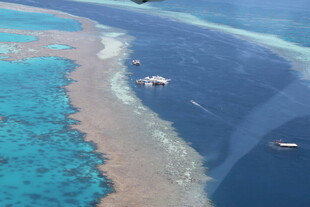 俯瞰美丽海岸线与海洋景观