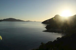 日出时分的湖山美景