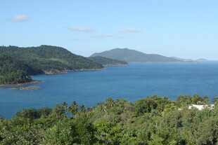 海岛青山碧海美丽风光