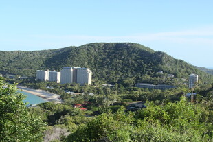 山景中的城市建筑群风光