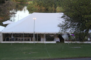 户外白色帐篷活动场地