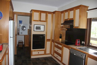 现代木质厨房内部景象