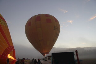 夕阳下的热气球升空场景
